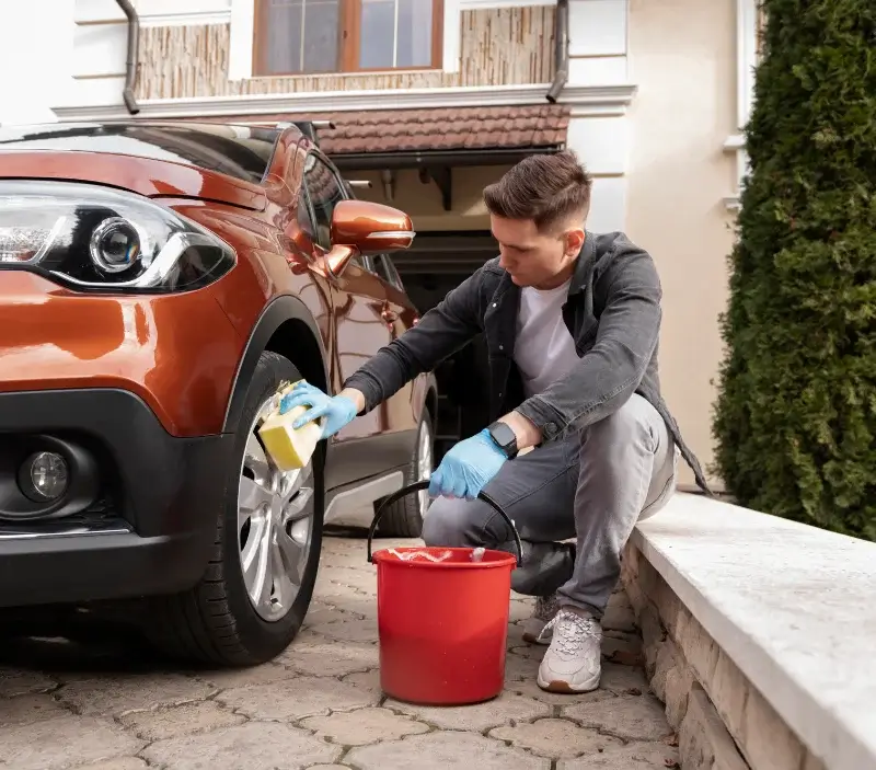 Lavage auto à domicile Saint-Julien-en-Saint-Alban : professionnel intervenant sur un véhicule